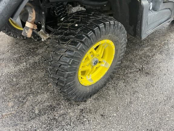 Image of John Deere XUV 835R equipment image 1