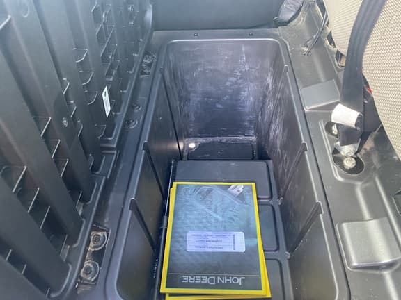 Image of John Deere XUV 835R equipment image 4