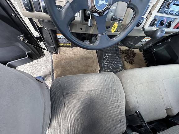 Image of John Deere XUV 835R equipment image 4