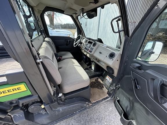Image of John Deere XUV 835R equipment image 3