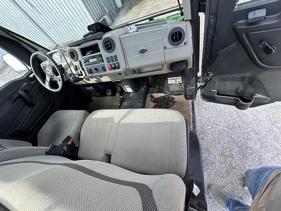 Image of John Deere XUV 835R equipment image 1