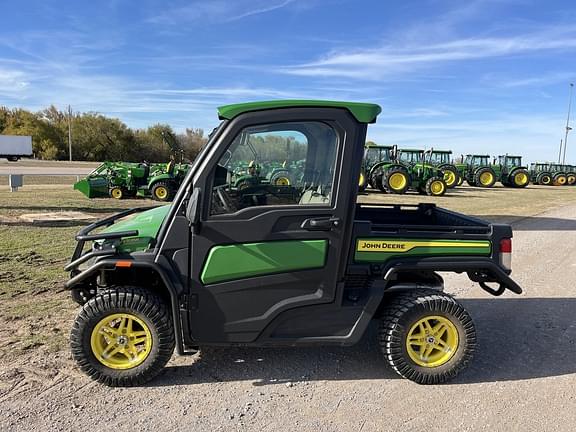 Image of John Deere XUV 835R equipment image 1