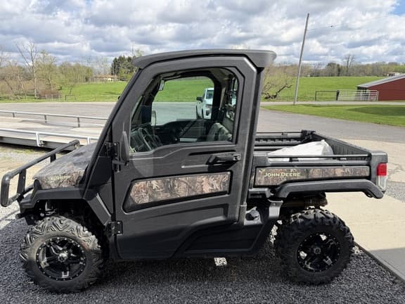 Image of John Deere XUV 835R equipment image 3