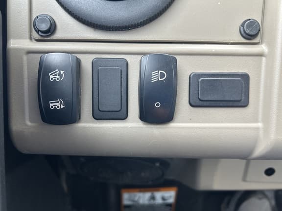 Image of John Deere XUV 835R equipment image 4