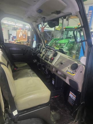 Image of John Deere XUV 835R equipment image 4