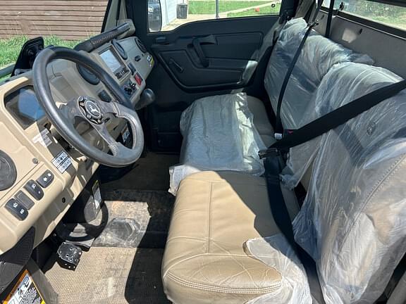 Image of John Deere XUV 835R equipment image 3