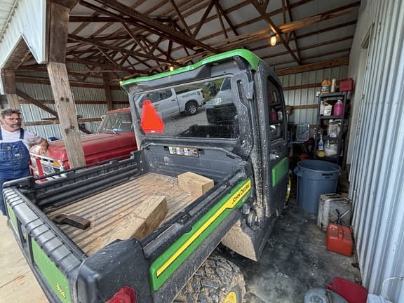 Image of John Deere XUV 835R equipment image 3