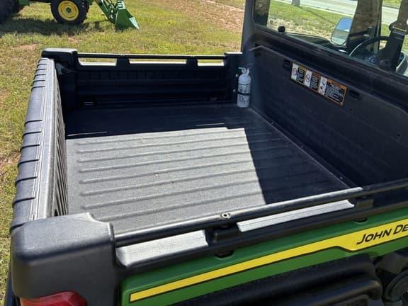 Image of John Deere XUV 835R equipment image 4
