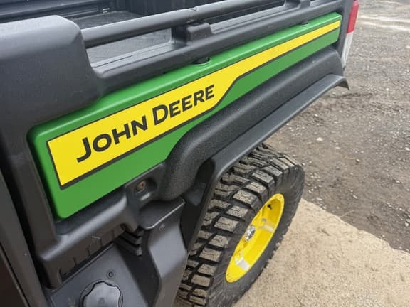 Image of John Deere XUV 835R equipment image 4