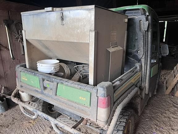Image of John Deere XUV 835R equipment image 4