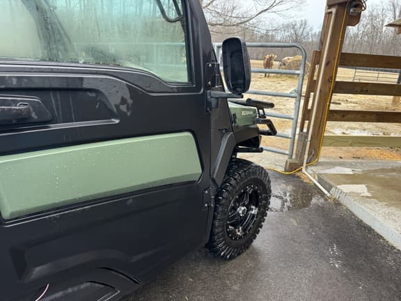 Image of John Deere XUV 835R equipment image 2