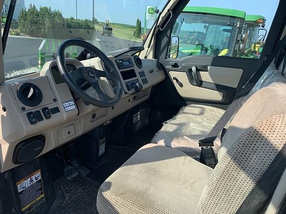 Image of John Deere XUV 835R equipment image 4