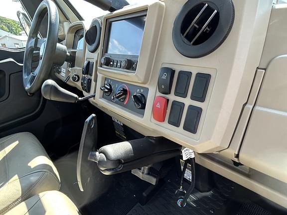 Image of John Deere XUV 835R equipment image 4