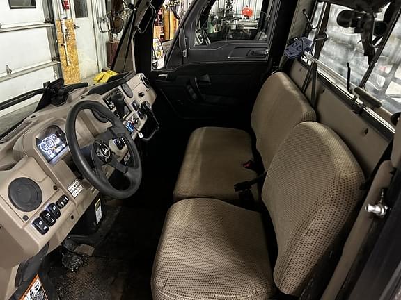 Image of John Deere XUV 835R equipment image 3