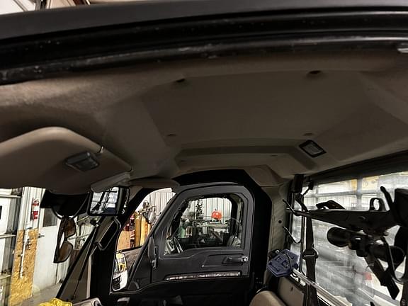 Image of John Deere XUV 835R equipment image 4