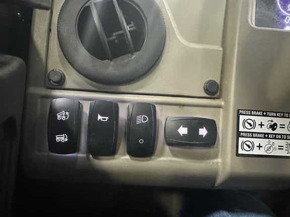 Image of John Deere XUV 835R equipment image 4