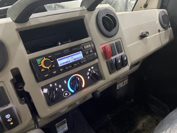 Image of John Deere XUV 835R equipment image 3