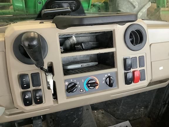 Image of John Deere XUV 835R equipment image 3