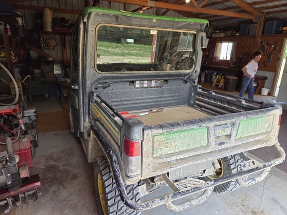 Image of John Deere XUV 835R equipment image 4