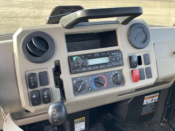 Image of John Deere XUV 835R equipment image 3