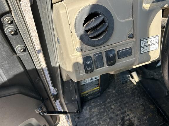 Image of John Deere XUV 835R equipment image 4