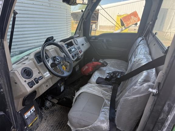 Image of John Deere XUV 835R equipment image 4