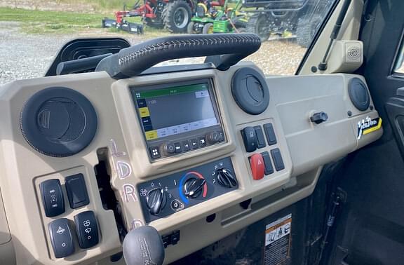 Image of John Deere XUV 835R equipment image 4