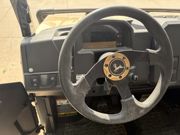 Image of John Deere XUV 835M equipment image 3