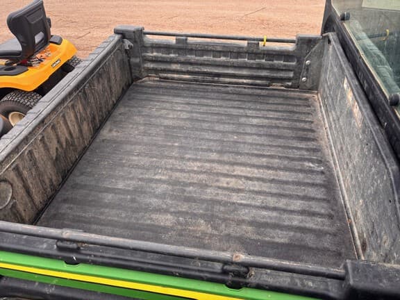 Image of John Deere XUV 835M equipment image 1