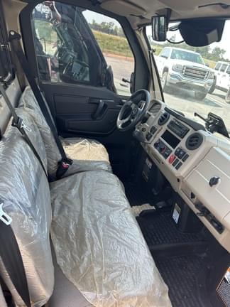 Image of John Deere XUV 835R equipment image 4