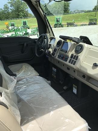 Image of John Deere XUV 835R equipment image 4