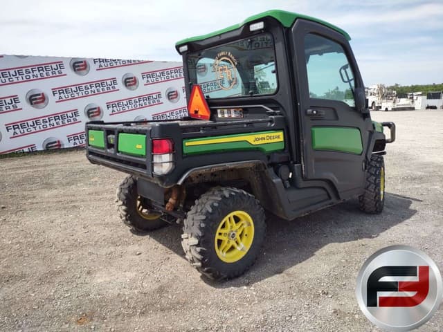 Image of John Deere XUV 835R equipment image 4