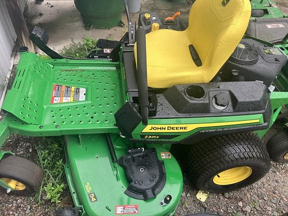 Image of John Deere Z325E equipment image 1