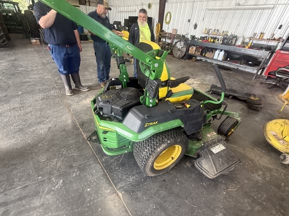 Image of John Deere Z545R equipment image 4