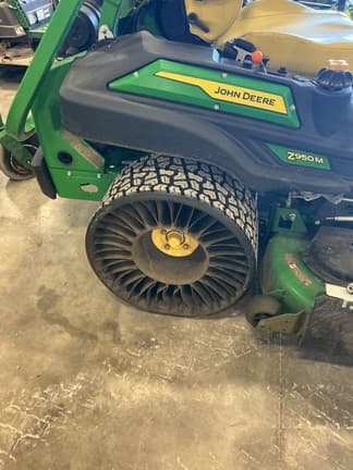 Image of John Deere Z950M equipment image 3