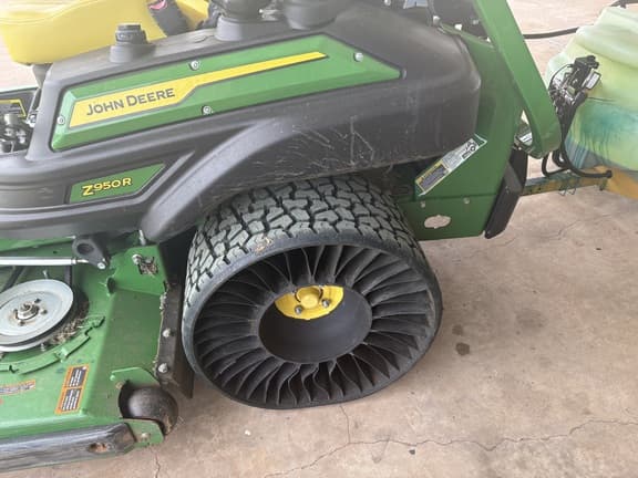 Image of John Deere Z950R equipment image 4