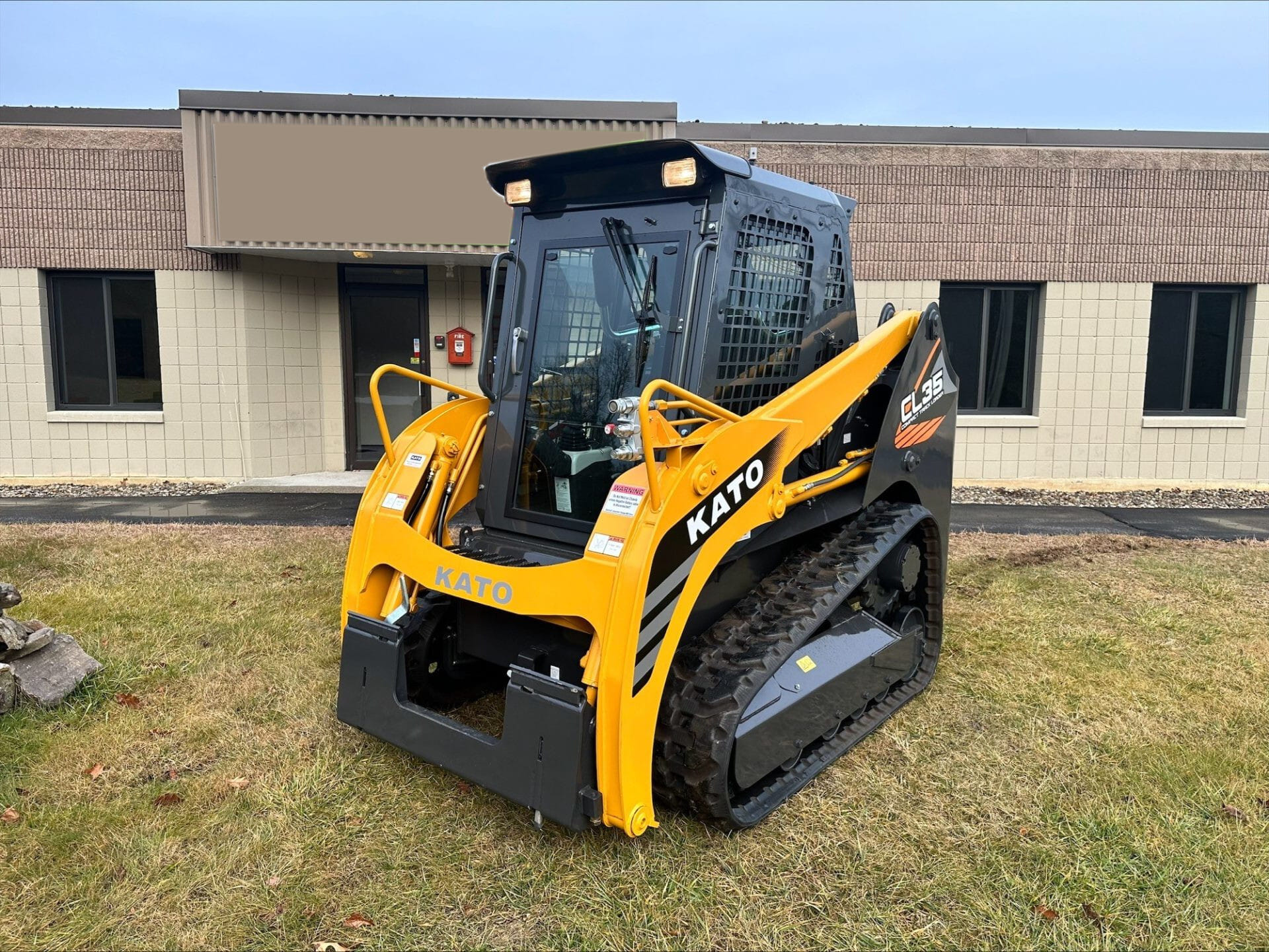 2023 Kato CL35 Equipment Image0