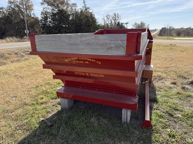Image of Kelly Ryan Feed-R-Wagon equipment image 2