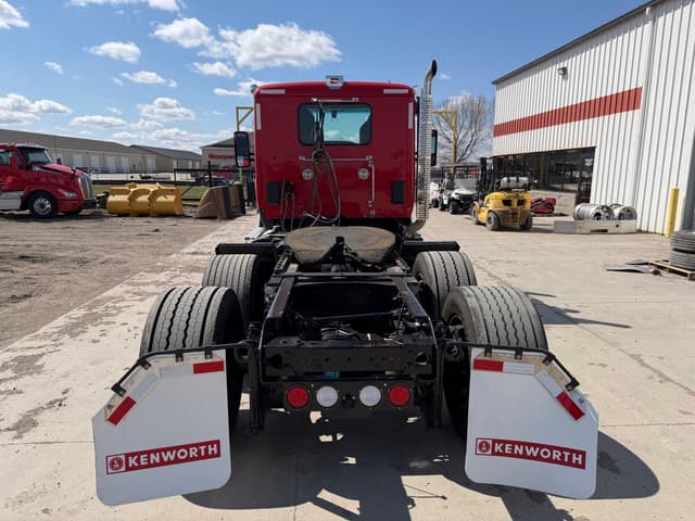Image of Kenworth T680 equipment image 3