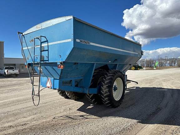 Image of Kinze 1040 equipment image 3