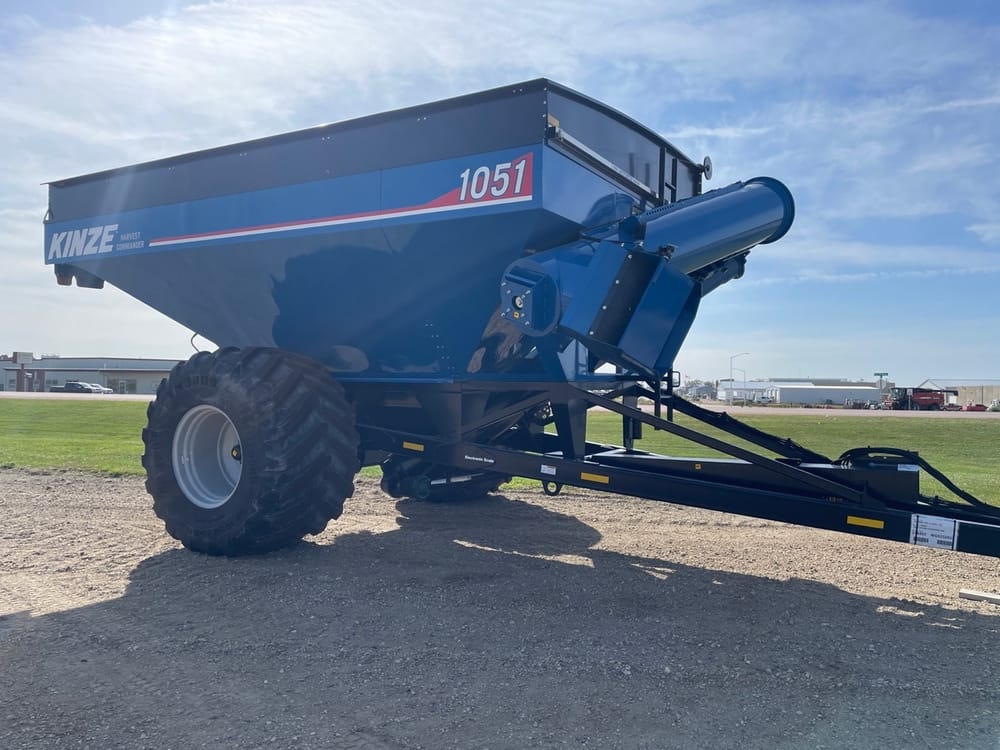 2023 Kinze 1051 Equipment Image0