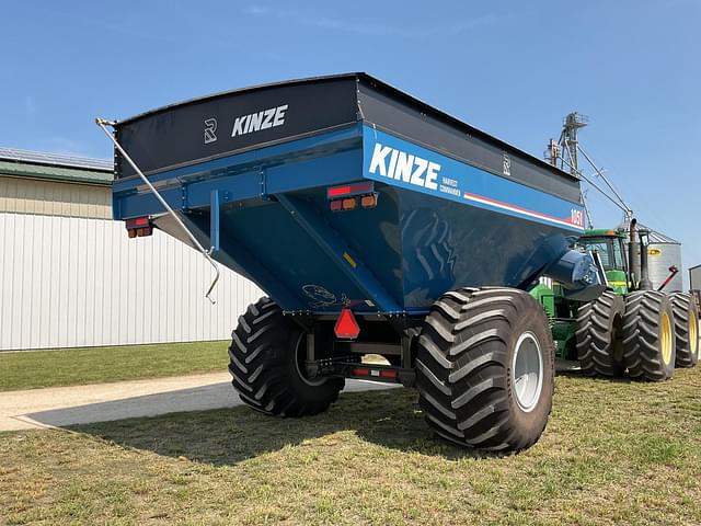 Image of Kinze 1051 equipment image 2