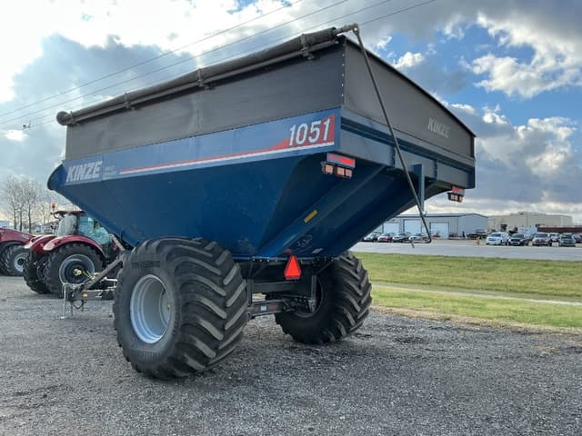 Image of Kinze 1051 equipment image 2