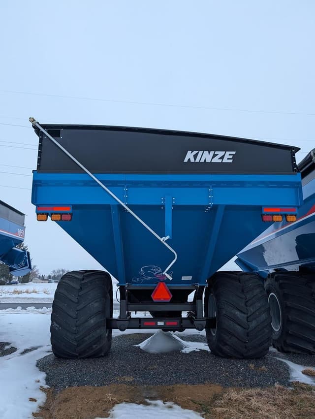 Image of Kinze 1051 equipment image 4