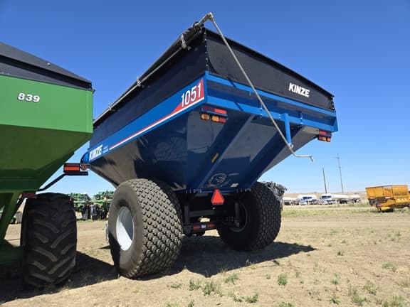 Image of Kinze 1051 equipment image 4