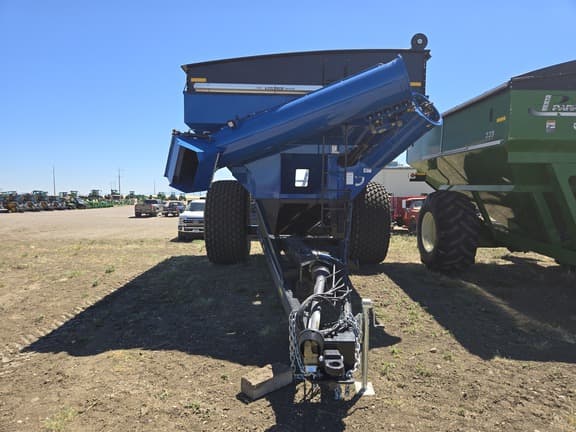 Image of Kinze 1051 equipment image 2