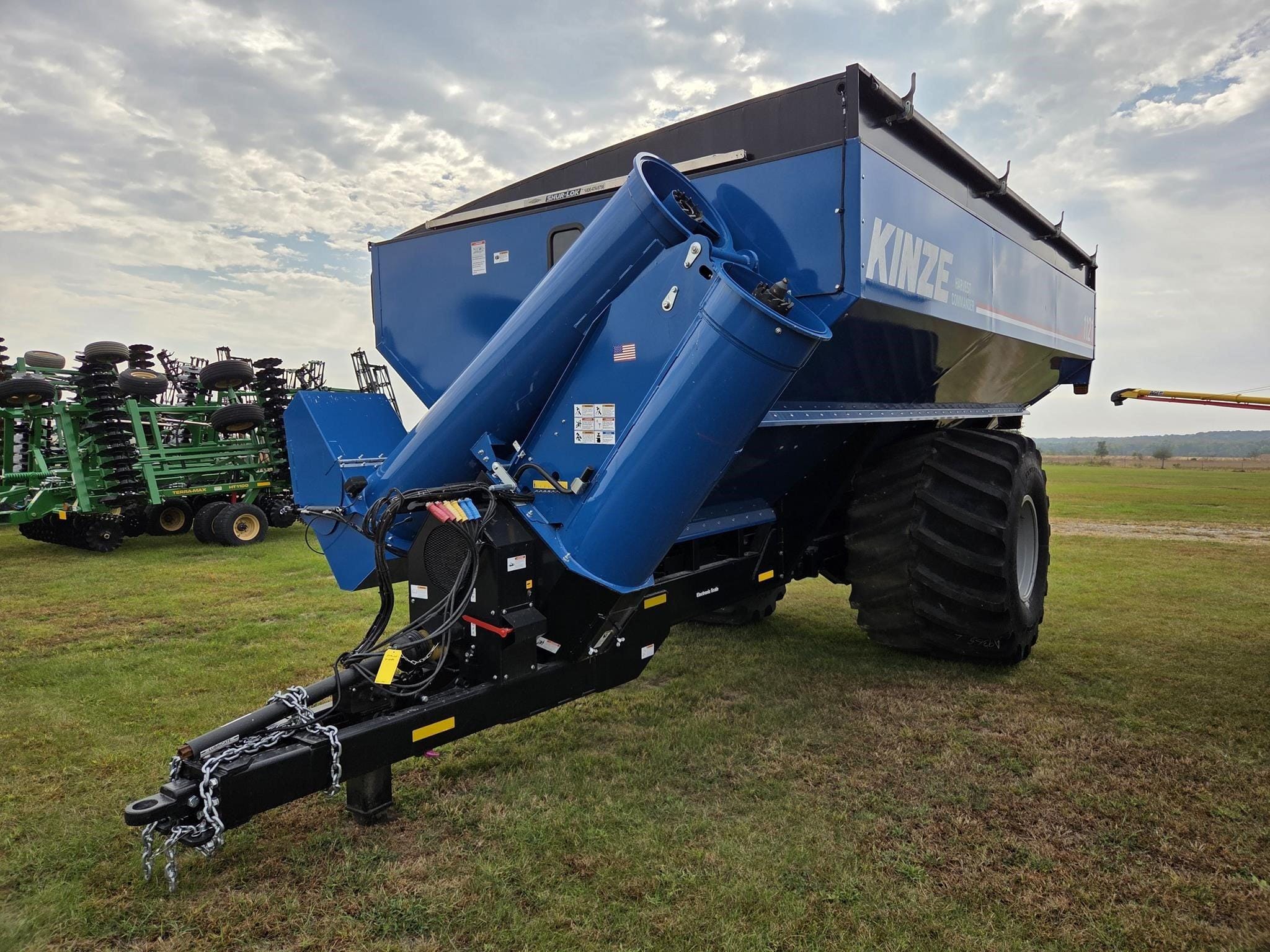 2023 Kinze 1121 Equipment Image0