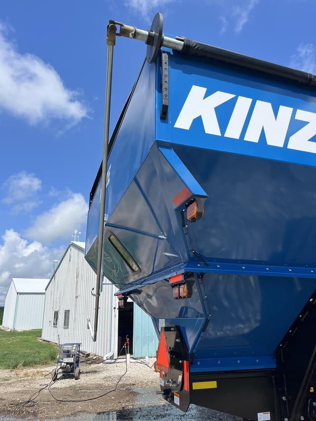 Image of Kinze 1121 equipment image 2