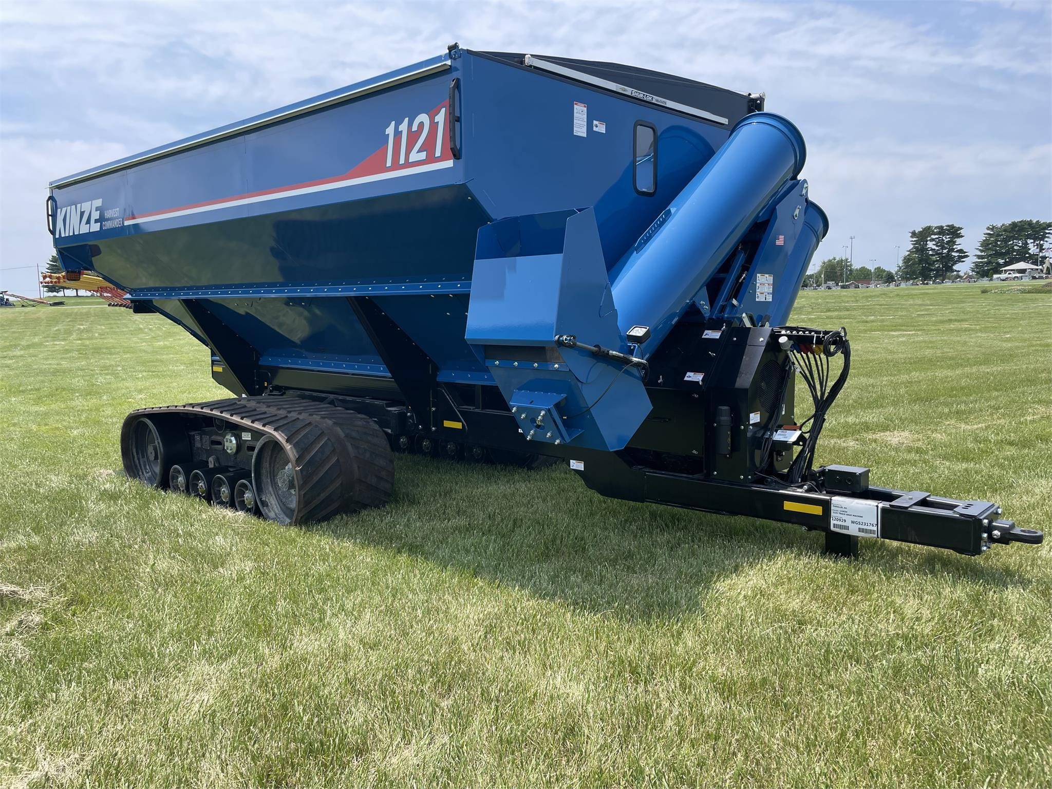 2023 Kinze 1121 Equipment Image0