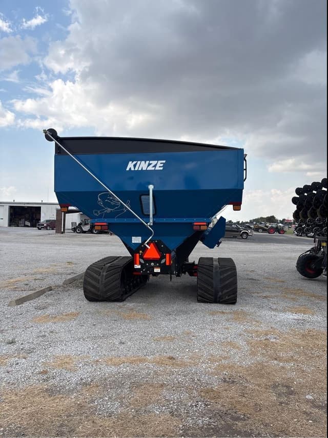 Image of Kinze 1121 equipment image 1